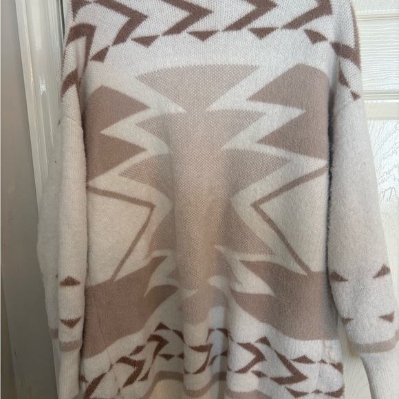 Women’s Jessica Simpson Tan and White Cardigan with Geometric Pattern medium. - Picture 2 of 5